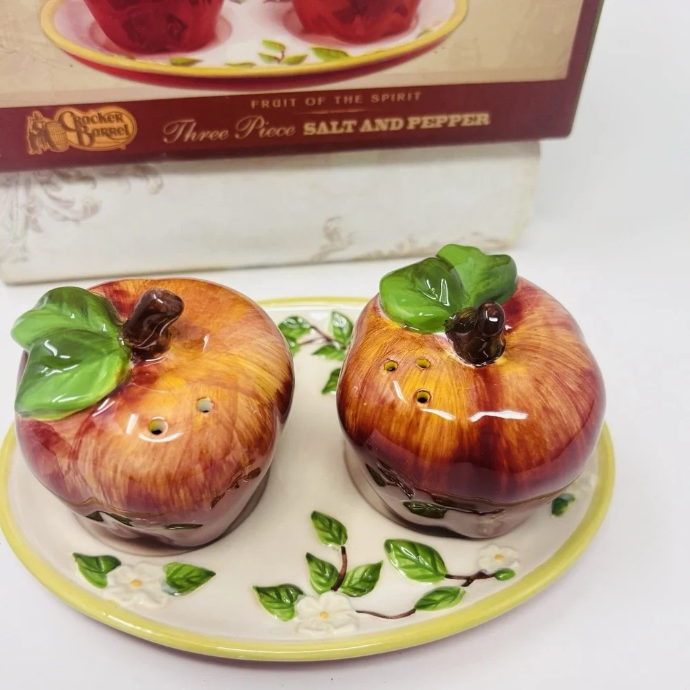 Cracker Barrel Apple Collection Salt & Pepper‎ Shakers With Base New
